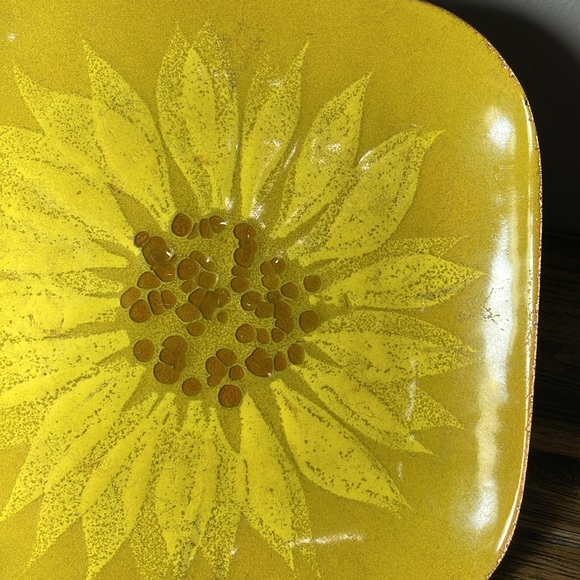 Fun sunflower metal plate with raised centre. Edges appear copper. - Picture 8 of 12